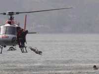 Perro de rescate saltando desde helicóptero