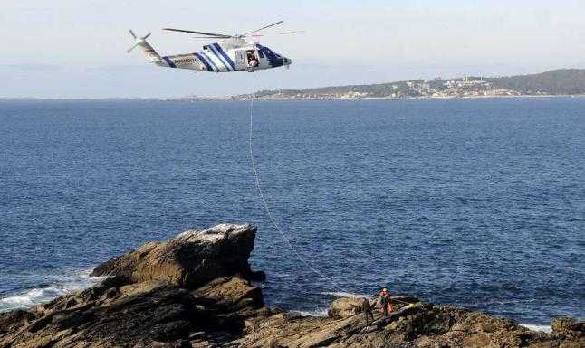 Uno de los helicópteros del Servizo de Gardacostas, durante un simulacro. / noe parga 