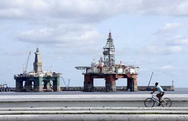 Las plataformas petrolíferas Erik Rauder y West Hércules.  Foto: Arcadio Suárez