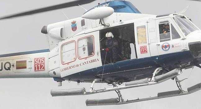 Vídeo conmemorativo del 25 aniversario de la puesta en marcha del Servicio de Rescate y Emergencias con helicóptero del Gobierno de Cantabria. Realización / Imagen: Carlos Díaz Jubete. Guión: Juan Herrería. La tripulación que forma la Base, 25 años después y por orden de antigüedad son:  • Miguel Gómez (Rescatador) Gobierno de Cantabria • Juan Carlos Ibrain (Responsable de Base) Inaer • Francisco Gutiérrez (Piloto) Inaer • Javier Allende (Rescatador) Gobierno de Cantabria • José Antonio Gualda (Mecánico Gruista) Inaer • Manuel Herrerías (Mecánico Gruista) Inaer • Javier Odriozola (Rescatador) Gobierno de Cantabria • Arsenio Crespo (Piloto) Inaer • Javier Gómez (Rescatador) Gobierno de Cantabria • Pedro Miguel Zubizarreta (Piloto) Inaer • Alvaro Cúbeles (Piloto) Inaer.  El equipo médico actual aportado por la empresa MEDAS, contratada por el Gobierno está formado por:  - Irena Tkatchuk - Luis Campos - Manuel González  - Fernando Silva - Oleg Pobutsky - Veaceslav Griza  - Juan Urosa  - Isabel Incera  - J.M. González  Música: Audio Network. Una producción de Trevol Audiovisual, para la Consejería de Presidencia del Gobierno de Cantabria.