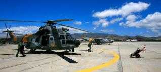 La tripulación del helicóptero Superpuma y del Fokker se preparan para una misión. josé luis gonzález